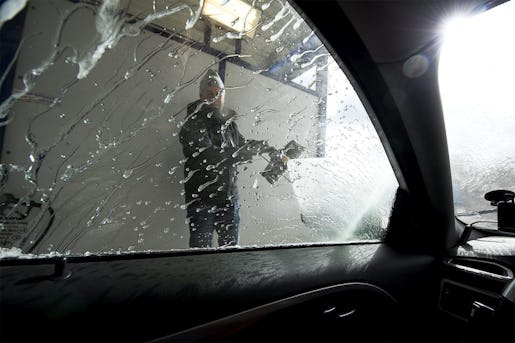 STOCKHOLM 20130408 T‰nk p naturen, tv‰tta inte bilen hemma! S lyder rekommendationen _ men biltv‰ttarna ‰r inte heller alltid s miljˆv‰nliga. I Helsingborg fick 17 av 19 kontrollerade biltv‰ttar anm‰rkning. Foto: Leo SellÈn / SCANPIX / Kod 11350