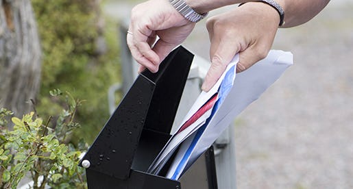 ENK÷PING 20130925 En man tˆmmer sin brevlÂda p post Foto: Fredrik Sandberg / TT / Kod 10180