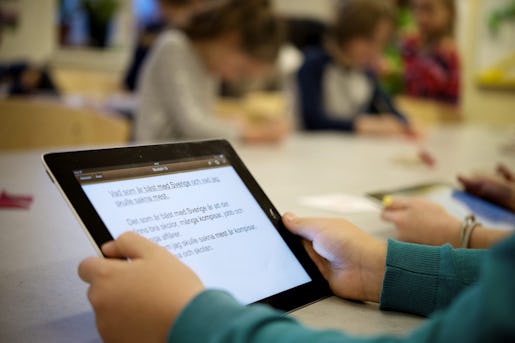 STOCKHOLM 20141217 En lÂgstadieelev i Ârskurs 2 i Sofia skola l‰ser en ber‰ttelse p en l‰splatta Foto: Jessica Gow / TT / Kod 10070
