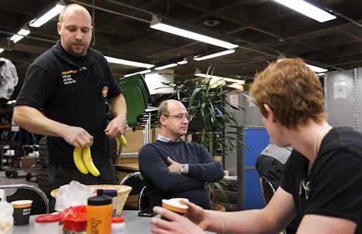 MALM÷ 20151015 ** Bilder till reportage i Arbetet ** Reportage om dagstidningars roll i samh‰llet. Bilden: Fackordfˆranden Roger Olsson sitter i mitten p bilden. I fikarummet p Bilia. Foto Ola Torkelsson / TT / Kod 75777