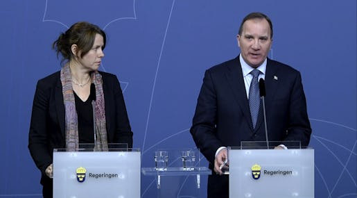STOCKHOLM 2015-11-22 Statsminister Stefan Lˆfven (S) och vice statsminister ≈sa Romson (MP) presenterade p tisdagen ett fˆrslag p migrationsomrÂdet vid en presskonferens i riksdagen i Stockholm. Enligt vad TT erfar kommer regeringen att infˆra id-kontroller ‰ven p bussar och tÂg till Sverige. Foto: Janerik Henriksson / TT / Kod 10010