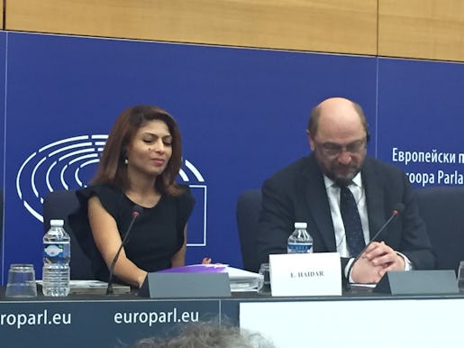 Ensaf Haidar och Martin Schultz. Foto: Martin Klepke