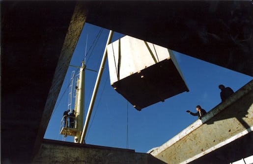 ©SCANPIX SWEDEN, 1991-11-04. Hamnarbete: lastning och lossning. En pall med last lyfts ner i ett hÂl/en ˆppning, sett underifrÂn. Foto: Bjˆrn Larsson Ask/SCANPIX Code: 30092