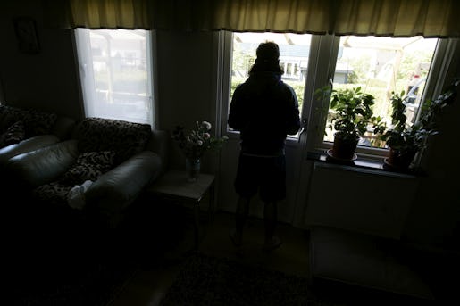 STOCKHOLM 20090516 En ung arbetslˆs och sysslolˆs man ser ut genom sitt fˆnster Foto: Mats Andersson / SCANPIX / Kod 62210