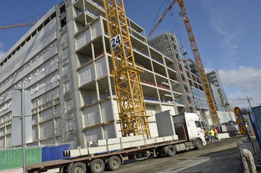 STOCKHOLM 20130318 Byggnadsarbete p nya Karolinska sjukhuset i Solna, Stockholm p mÂndagen, dagen innan det blir en av de arbetsplatser som s‰tts i strejk av Byggnadsarbetarefˆrbundet, sedan de sagt nej till medlarens bud i avtalsrˆrelsen. Foto: Bertil EnevÂg Ericson / SCANPIX kod 10000