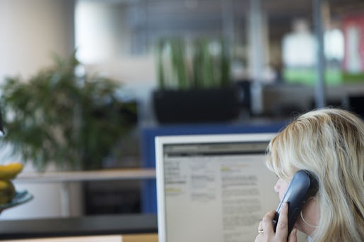 STOCKHOLM 20131016 Kvinnlig receptionist jobbar p kontor och talar i telefon Foto: Fredrik Sandberg / TT / Kod 10180