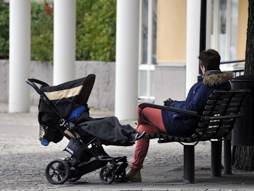 STOCKHOLM 2013-10-11 Mamma med barnvagn kopplar av p en b‰nk. Foto. Hasse Holmberg / TT / kod 96