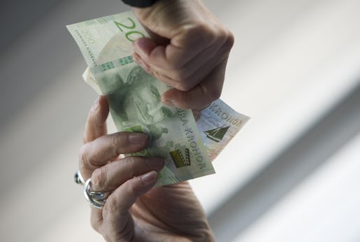 STOCKHOLM 20151002 H‰nder hÂller i de nya svenska sedlarna. Foto: Fredrik Sandberg / TT / Kod 10080