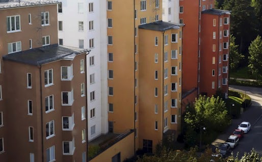 SUNDBYBERG 2015-10-03 Olikf‰rgade hyreshus i Sundbyberg. Foto Hasse Holmberg / TT Kod 96