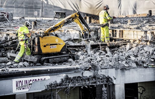 STOCKHOLM 2015-12-01 Slussen rivs. Kolingsborg, den runda byggnaden i Slussenkarusellen rivs. Foto: Tomas Oneborg / SvD / TT / Kod: 30142 ** OUT DN och Dagens Industri (‰ven arkiv) och Metro**