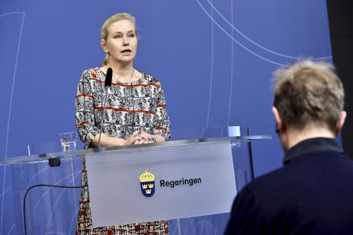 STOCKHOLM 20151218 Infrastrukturminister Anna Johansson (S) informerar om regeringsbeslutet om fˆrordning fˆr id-kontroller under en presstr‰ff i Rosenbad. Foto: Claudio Bresciani / TT / kod 10090