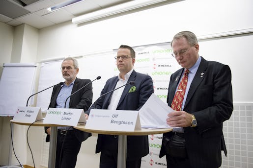 STOCKHOLM 20151221 Anders Ferbe, fˆrbundsordfˆrande IF Metall, Martin Linder, fˆrbundsordfˆrande Unionen och Ulf Bengtsson, fˆrbundsordfˆrande Sveriges Ingenjˆrer, n‰r fackfˆrbunden IF Metall, Sveriges Ingenjˆrer och Unionenˆverl‰mnar sina avtalskrav till Teknikarbetsgivarna. Foto: Jessica Gow / TT / Kod 1007