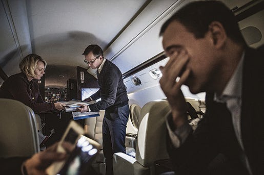 Mikael Damberg (mitten) i regeringsplanet under en resa till Iran i december tillsammans med en affärsdelegation. Foto: Yvonne Åsell