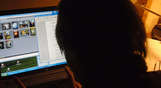 060205. Tjej som surfar p sin dator. Foto. Hasse Holmberg. Kod 96 COPYRIGHT SCANPIX SWEDEN