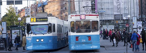 G÷TEBORG 20130928 En buss och en spÂrvagn mˆts p en gata i Gˆteborg Foto: Fredrik Sandberg / TT / Kod 10180