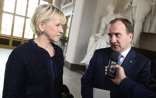 STOCKHOLM 20141027 Utrikesminister Margot Wallstrˆm (S) och statsminister Stefan Lˆfven (S) talar med journalister efter att utrikesn‰mnden sammantr‰tt p Stockholms slott. Foto: Claudio Bresciani / TT kod 10090