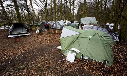 MALM÷ 2015-03-22 EU-migrantl‰gret i Pildammsparken i Malmˆ p sˆndagen. En 45-Ârig EU-migrant ˆverfˆlls p lˆrdagseftermiddagen i Pildammsparken i Malmˆ. - Det kom in ett samtal 16.44 och ambulans och polis skickades till platsen, s‰ger Stephan Sˆderholm informatˆr vid SkÂnepolisen. Enligt mannen har han omringats av fyra maskerade m‰n som utdelat slag och rispat honom med en kniv p benet. En av m‰nnen ska ‰ven ha visat att han hade en pistol i byxlinningen, skriver sydsvenskan.se. G‰rningsm‰nnen ska ‰ven ha fˆrstˆrt mannens dragspel, stulit hans plÂnbok samt rivit sˆnder dokument frÂn italienska arbetsgivare som mannen bar p sig fˆr att kunna sˆka jobb. 45-Âringen ‰r enligt polisen kvar p sjukhus och kommer att hˆras ytterligare. - Vi har ingen misst‰nkt fˆr brottet, s‰ger Stephan Sˆderholm. En anm‰lan har uppr‰ttats om misshandel, grov stˆld, brott mot knivlagen och skadegˆrelse. Foto: Johan Nilsson / TT / Kod 50090