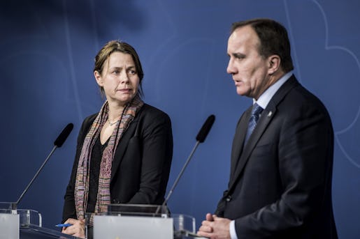 STOCKHOLM 2015-11-24 Vice statsminister ≈sa Romson (MP) och statsminister Stefan Lˆfven (S) meddelar att Sverige gˆr en v‰ndning i asyl- och anhˆriginvandringen och sk‰rper migrationspolitiken. Fˆr‰ndringarna ‰r ett fˆrsˆk att minska antalet asylsˆkande. Foto: Lars Pehrson / SvD / TT / Kod 30152 ** OUT DN och Dagens Industri (‰ven arkiv) och Metro **