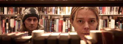 Oskar Stenstöm & Sanne Ahlqvist Boltes spelar mellan bokhyllorna. Foto: Jonas Åkesson