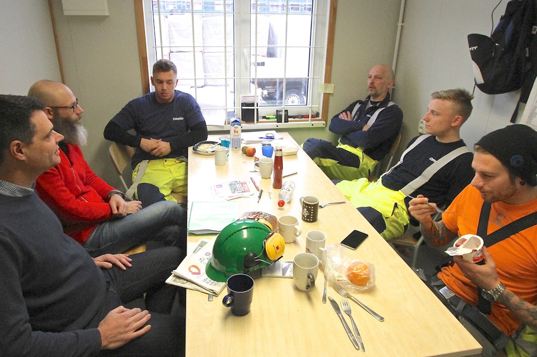 Elektriker vid Caverion i Örebro. Fr v Mikael Pettersson, förbundet, Andras Molnar, ackordsuppsökare VK9, Mattias berg, Krister Karlsson, Joel Ström och th Viktor Michael (ventilation). Foto: Leif Göbel