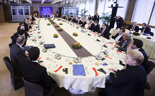 Bordet där EU-ledarna och Turkiets premiärminister möttes på måndagen. Foto: Olivier Hoslet, Pool Photo via AP