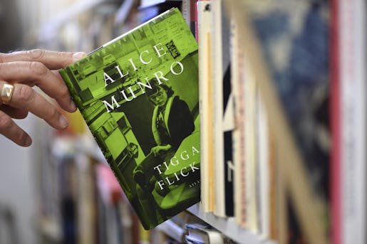 STOCKHOLM 20140502 Bortglömda klassiker som fått ny uppmärksamhet. Här till exempel ett verk av Nobelpristagaren Alice Munro fotograferad i ett antikvariat. Foto: Fredrik Sandberg / TT / Kod 10080