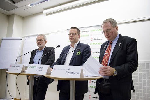 STOCKHOLM 20151221 Uppdrag: Arbetet. Fackfˆrbunden IF Metall, Sveriges Ingenjˆrer och Unionenˆverl‰mnar sina avtalskrav till Teknikarbetsgivarna. Anders Ferbe, fˆrbundsordfˆrande IF Metall, Martin Linder, fˆrbundsordfˆrande Unionen och Ulf Bengtsson, fˆrbundsordfˆrande Sveriges Ingenjˆrer. Foto: Jessica Gow / TT / Kod 10070