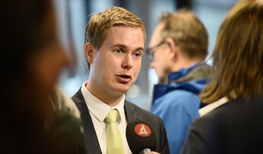 STOCKHOLM 20160211 Utbildningsminister Gustav Fridolin (MP) efter en presskonferens p Stockholms Universitet p torsdagen. Nyanl‰nda l‰rare ska f ett snabbspÂr fˆr att komma ut i svenska skolor fˆr att undervisa. Foto: Erik Nylander / TT / kod: 11540