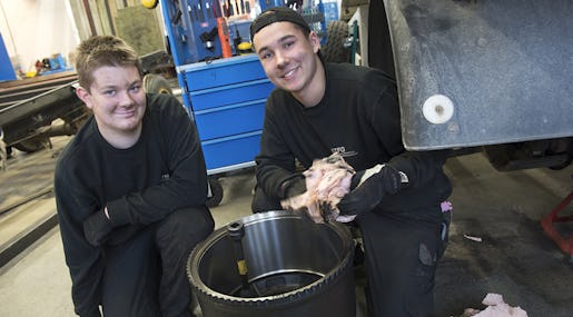 Felix Melander och Victor Thunell, som går första året på fordonsprogrammet, byter en bromstrumma. Valet av utbildning var enkelt, tycker de. – Vi gillar att skruva. Och folk i branschen verkar trevliga. Foto: Fredrik Sandberg