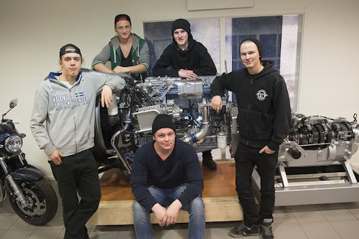 Lastbilsmotorer lär de sig i skolan, personbilar genom att skruva på fritiden. Razmus Henriksson har en Volvo 240, Rickard Sinzenhauser en BMW 530, Fredrik Örnstedt en Volkswagen Up, Oskar Gawell en Golf VR6, och Joel Zingmark (sittande främst i bild) en Mercedes w124. Foto: Fredrik Sandberg