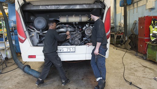 –Jag är nöjd med mitt val av utbildning. Men i framtiden vill jag läsa på högskola och har valt extra matte, svenska och engelska för att bli behörig, säger Anwar Asad, som gör praktik på Scania i Sollentuna med Emil Nordrup som handledare. Foto: Fredrik Sandberg