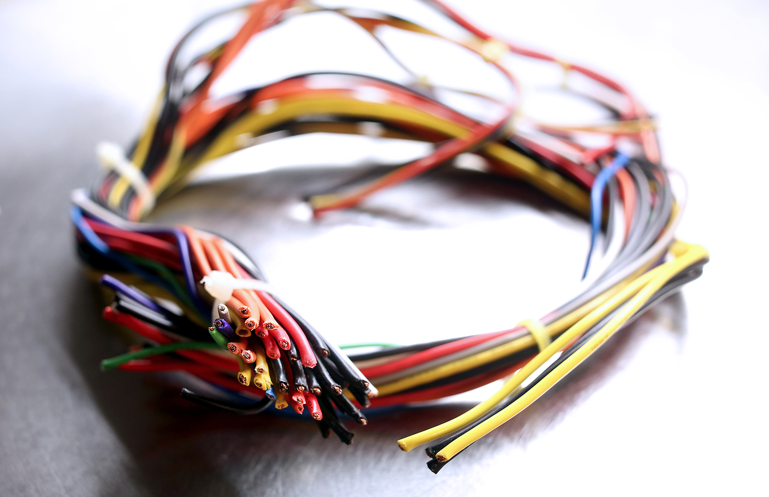 Ett knippe sladdar i olika färger