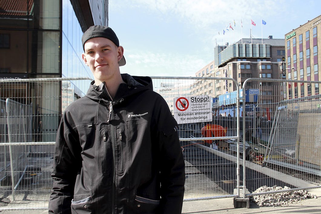 Claes framför en avspärrad byggarbetsplats
