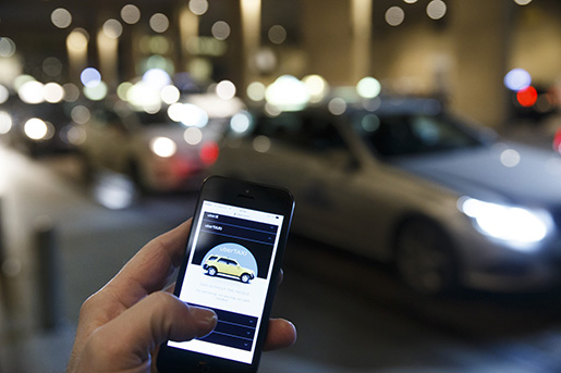 OSLO 20141124. Illustrasjonsbilde av den nye drosjeappen Uber som n har kommet til Norge. Uber er et nettverkstransportselskap som forbinder pasasjerer med sjÂf¯rer med bil til leie og ridesharing-service. Foto: Heiko Junge / NTB scanpix / TT / kod 20520