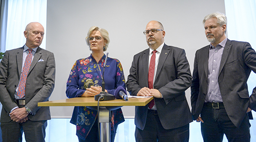 Stockholm 20160404 Carola Lemne, vd Svenskt N‰ringsliv (2:a fr.v.) och Karl-Petter Thorwaldsson, LO-ordfˆrande (3:a fr.v.) hÂller presskonferens med anledning av Ârets avtalsrˆrelse. Foto: Maja Suslin / TT / kod 10300