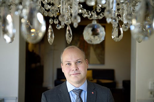 Migrationsminister i centrum. Regeringens flyktingpolitik är ännu hetare stoff än vanligt. Foto: Jessica Gow/TT