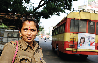 Aruna Patil är busskonduktör i Kolhapur i Indien. Foto: Estrella de la Reguera