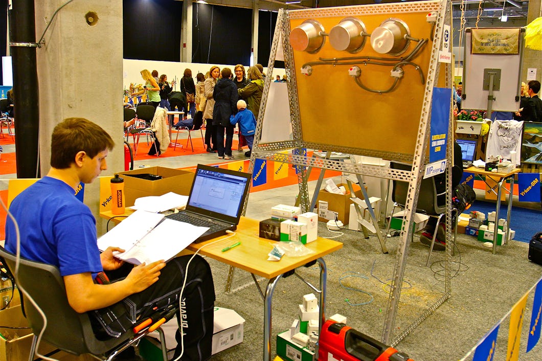 1. Grunnande tävlande elektriker vid Yrkes-SM i malmö 2012. Foto: LEIF GÖBEL