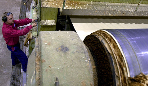 ©SCANPIX SWEDEN, 2001-01-04. Utansjˆ pappersbruk utanfˆr H‰rnˆsand. Ulf Wallin, maskinfˆrare. Foto: Ralf Bergman/SCANPIX Code: 60140