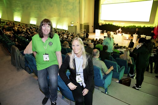 Från vänster Agneta Norman och Marie Pedersen på fackförbundet GS, Facket för Skogs-Trä- & Grafisk Bransch, som håller kongress i Västerås. Foto: Per Groth