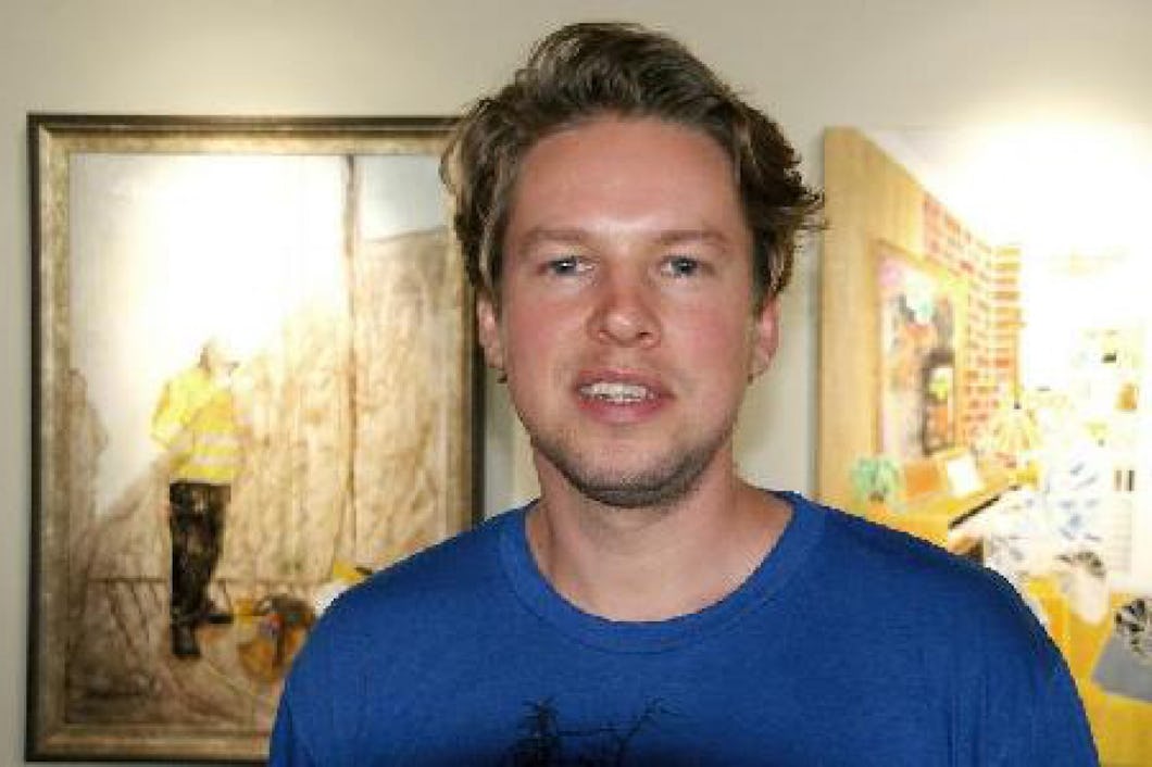 Jimmy Rosenholm framför tavlan Arbetsmiljö.