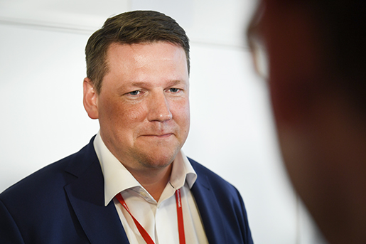 STOCKHOLM 2016-06-01 Tobias Baudin, vice ordfˆrande i LO och tidigare Kommunals vice ordfˆrande, pratar med journalister efter att ha valts vtill ny fˆrbundsordfˆrande under fackfˆrbundet Kommunala kongress i Folkets hus i Stockholm. Foto: Marcus Ericsson / TT / Kod 11470