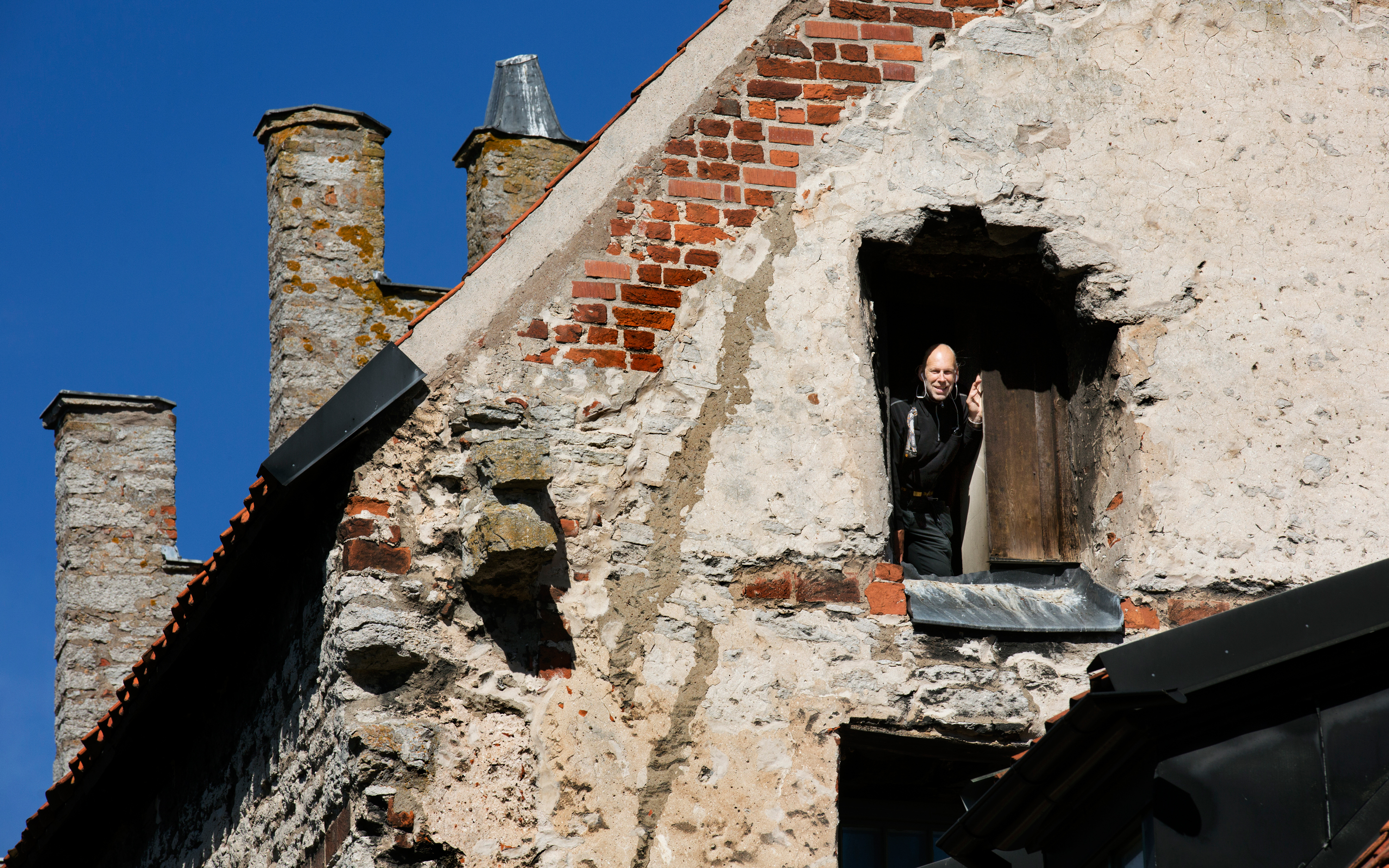 Kvartersvärd Tony Olofsson på Gotlandshem sköter hus från medeltiden.
