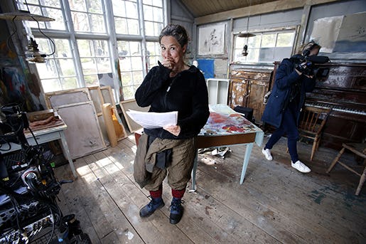 Regissören själv under inspelningen av Den allvarsamma leken. Foto: linn malmén