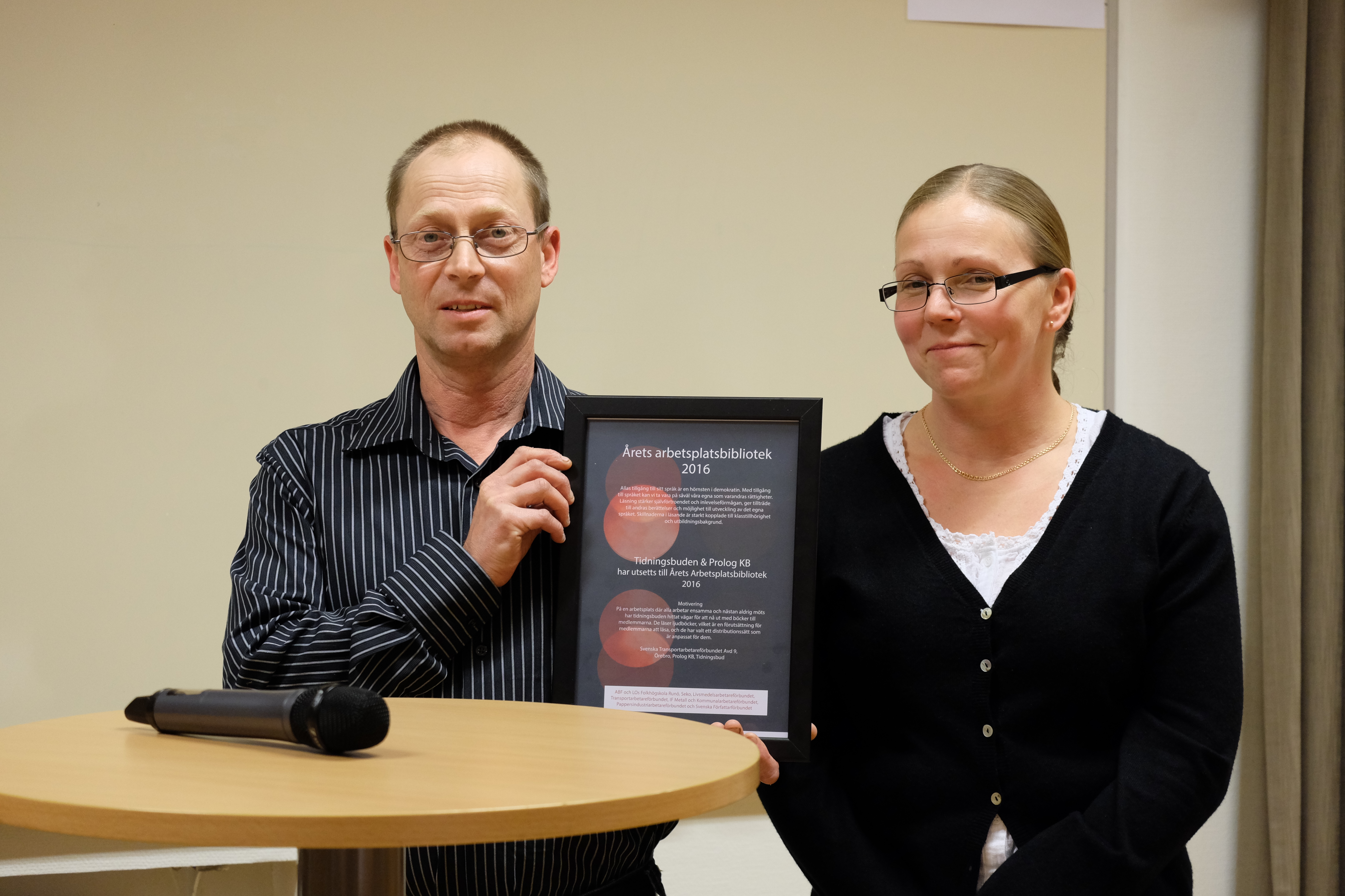 Priset för Årets arbetsplatsbibliotek tas emot av Stefan Johansson och Gunilla Vogt från Prolog KB. Foto: Reband Raza.