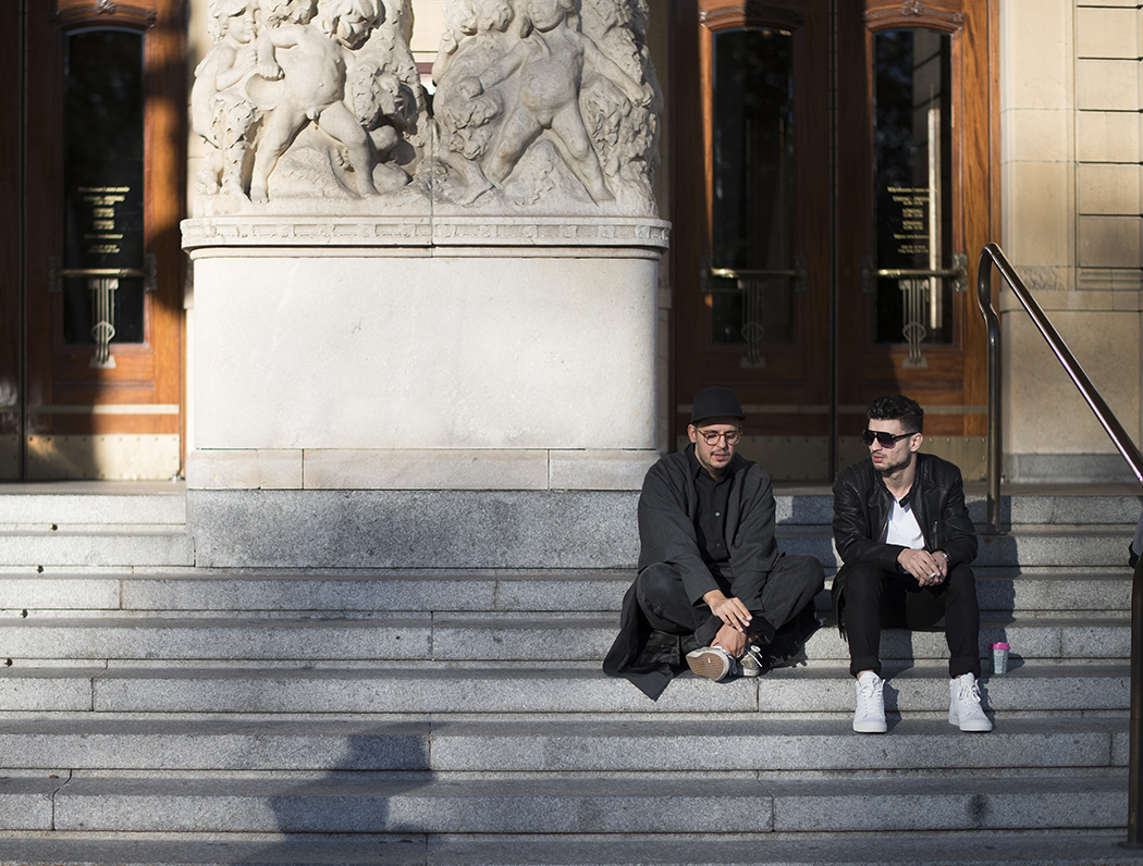 Marwan Arkawi har en roll i Det levda baklänges på Dramaten. Han och en av regissörerna tar en rökpaus på Dramatens trappa.