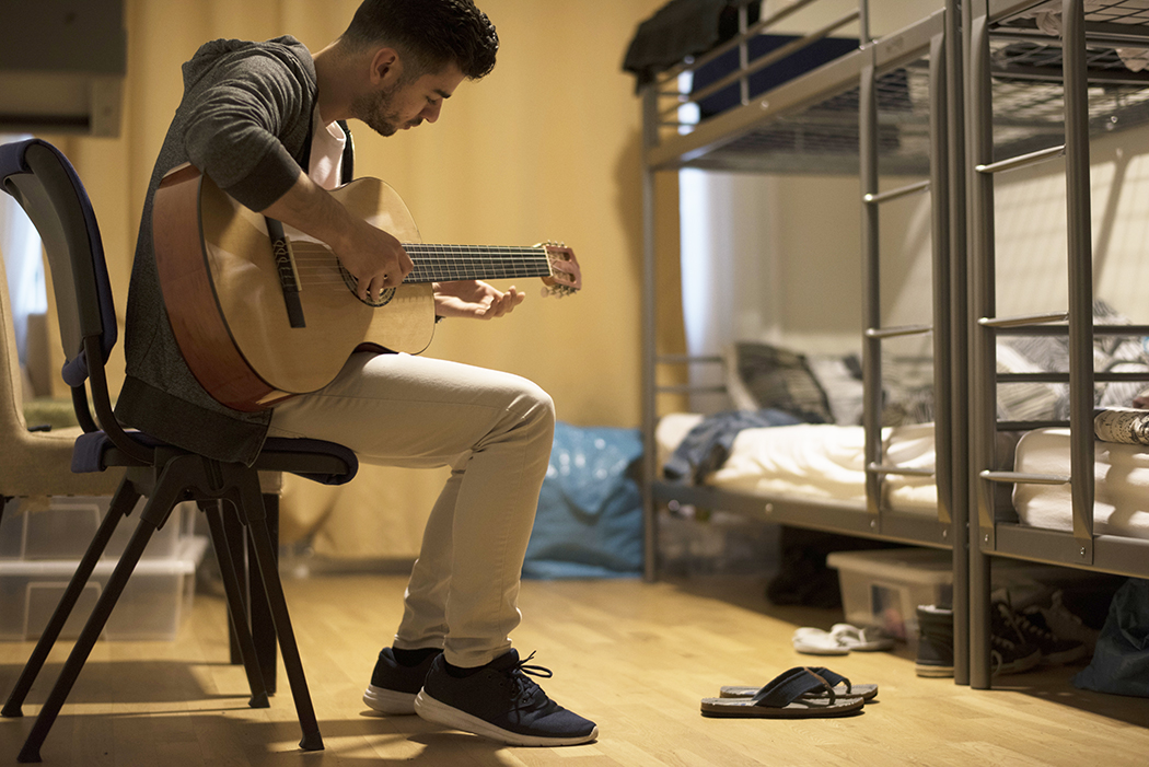 Marwan Arkawi återkommer till Johnny Cash, som också är den som lärt honom engelska. Nu är det dags för svenska; Marwan går på SFI.