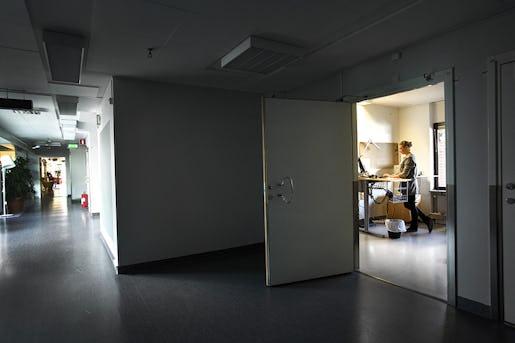 Eget rum är viktigt att ha om man som Loes Vollenbroek är beroende av att ha sin egen ordning. Foto: Mårten Svemark