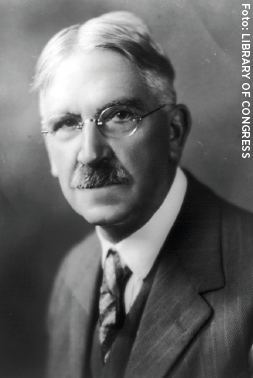 John Dewey (1859–1952) var en amerikansk filosof, psykolog och pedagog. Han myntade bland annat begreppet ”learning by doing”.
