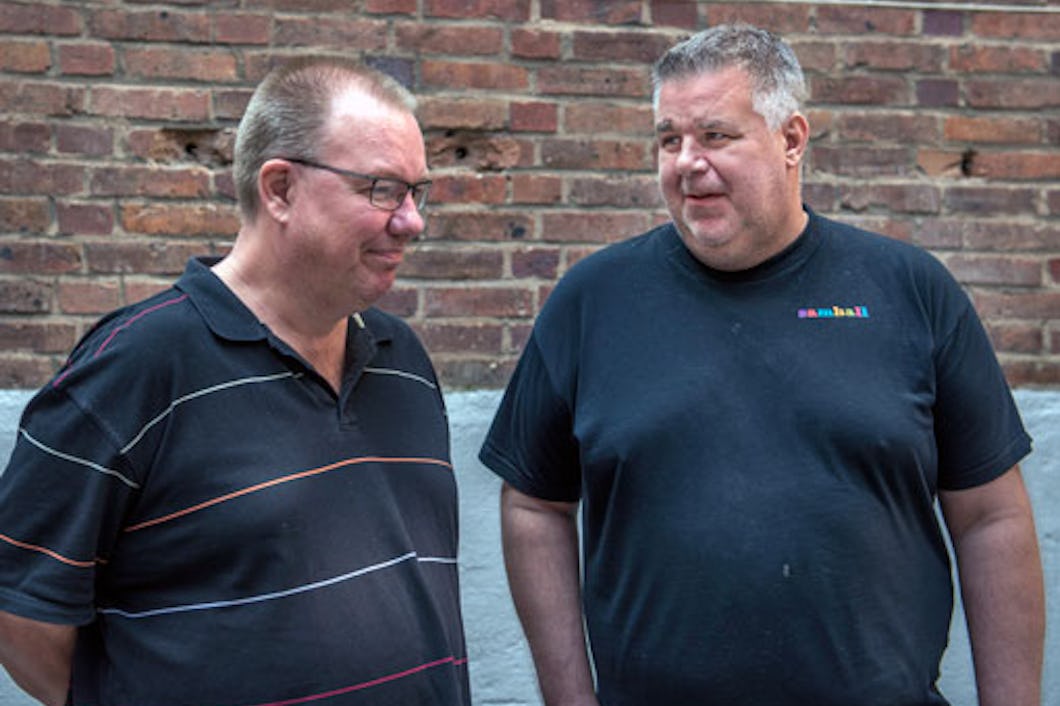 Roger Berntsson, till höger, välkomnar den nya lönen för utvecklingsanställda. ”Men, det är inte tillräckligt mycket. De gör samma arbete som vi andra”. Roger och kollegan Hans Abrahamsson jobbar på Samhall i Borås.